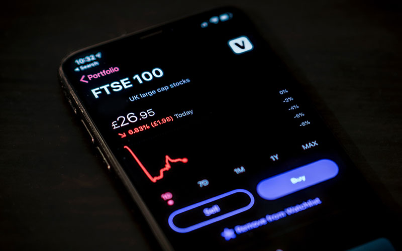 A smartphone displaying the FTSE 100 share price